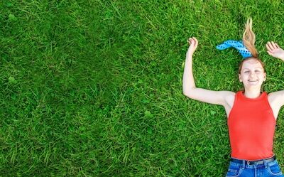 Do kiedy można kosić trawnik bez szkody dla ogrodu?