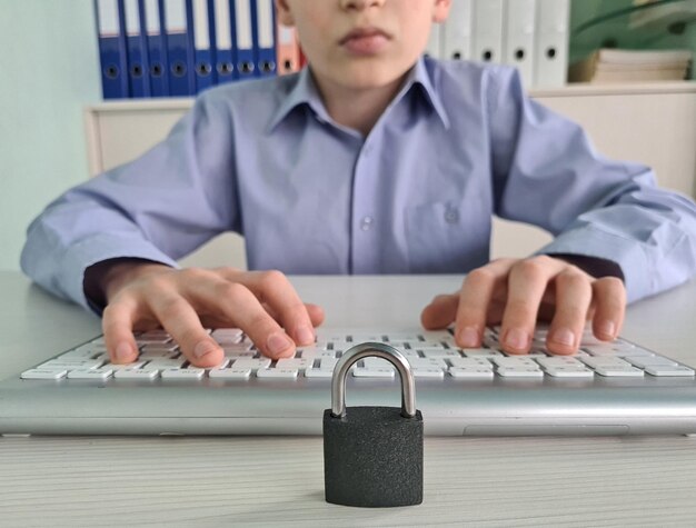 Jak skutecznie chronić dane w komputerze przed cyberzagrożeniami?