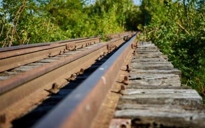 Czym nasączane są drewniane podkłady kolejowe?