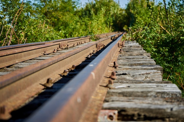 Czym nasączane są drewniane podkłady kolejowe?