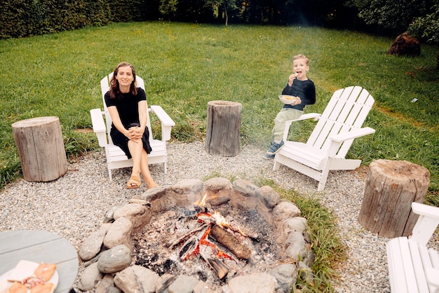 Jak bezpiecznie przygotować miejsce na ognisko w lesie?