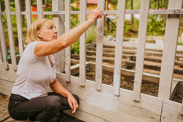 Jak upiększyć wejście do ogrodu - co posadzić przy furtce?