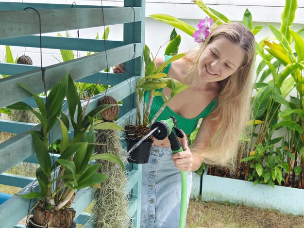 Jakie rośliny wybrać na rabatę przed domem, by oczarować sąsiadów?