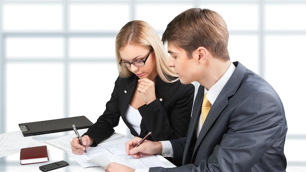 Jak oszacować koszt konsultacji prawniczej przed wizytą?