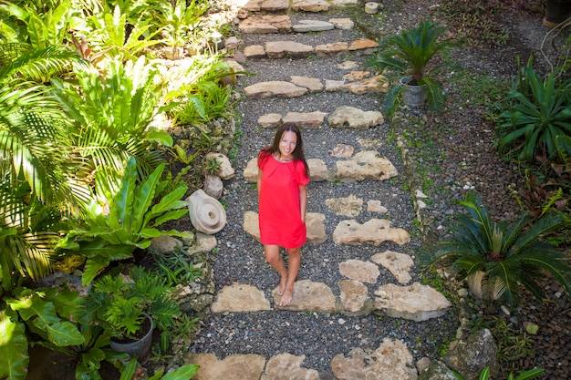 Tanie ścieżki ogrodowe: jak je zrobić bez nadszarpnięcia budżetu?